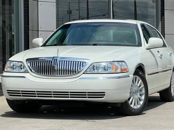 LINCOLN TOWN CAR 2004 1LNHM83W44Y686519 image